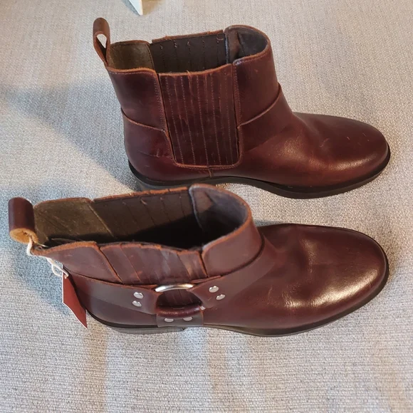 Cruza Deep Brown Ankle Boots with Elastic Panels and Low Stacked Heel Sz 39/8.5